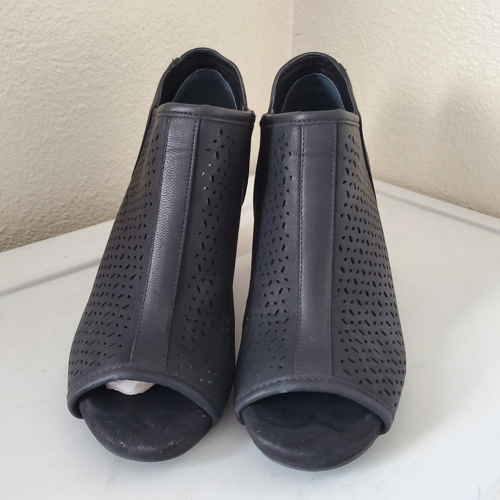 Giani Bernini Black Perforated Peep Toe Block Heel Booties Memory Foam Ankle